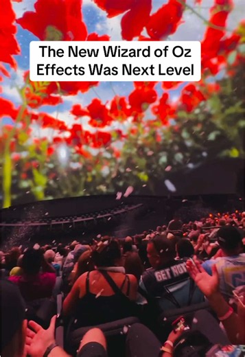 THE WIZARD OF OZ JUST HIT A WHOLE NEW DIMENSION! 🌈✨ The Wizard of Oz has officially debuted new effects at Sphere — and this is NOT just a movie… it’s a 5D experience! 🤯 You can literally see it, hear it, smell it, taste it, and FEEL it. 👀👃👅🙌 #wizzardofoz #sphere #vegas #thingstodoinvegas