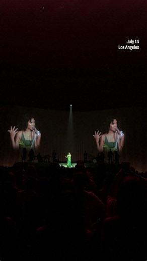 Olivia Dean Dedicates Emotional Song to Immigrant Families During Concert | On-Stage Moment | News18