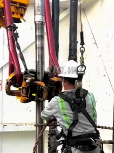 Derrickman Working on Rig – Drilling Rig Derrickman Duties