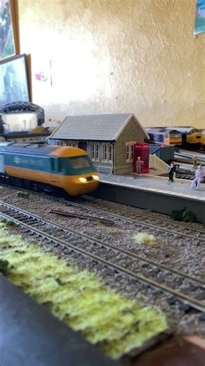 Hornby HST at speed #train #railway #modeltrains #modelrailway #class43 #hst #highspeedtrain #speed