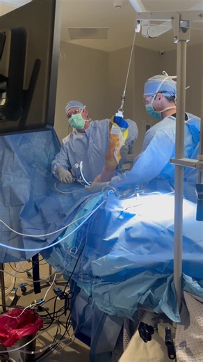 Back in the shoulder today! 💪 The labrum helps keep your shoulder stable, and when it’s torn, it can make everyday movements feel tricky or painful. Surgery isn’t just about fixing what’s torn, it’s about giving the shoulder the support it needs to move strong again. Arthroscopic repair, precise anchors, and a teamwork = setting patients up for a smooth recovery. #RyvesMooreMD #WhySOG #ShoulderSurgery #LabrumTear #SportsMedicine #OxfordMS