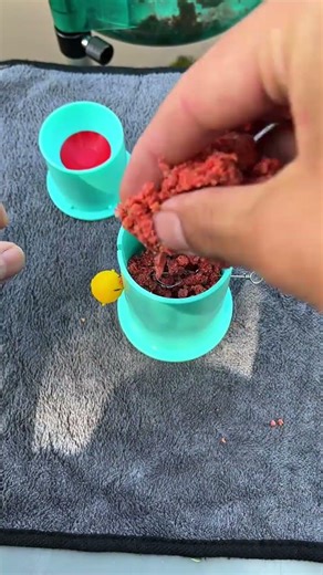 Mini explosive bait feeder, quick and effortless baiting.