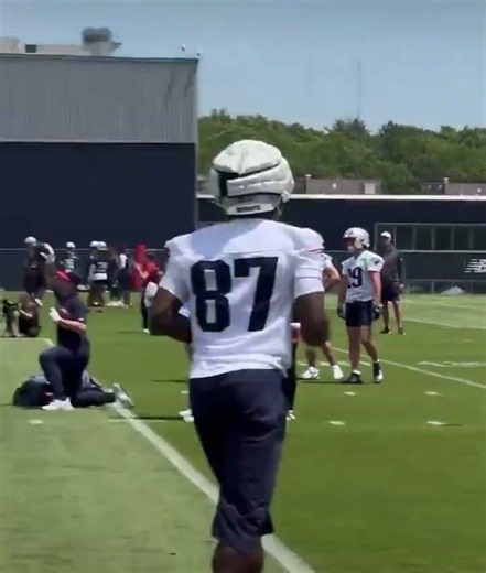 AJ Brown working to get on same page with Patriots QB Drake Maye in New England After Eagles Trade