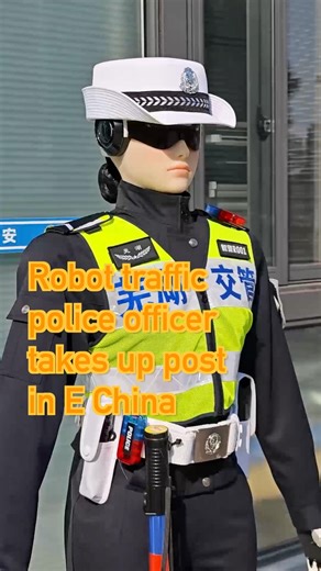 A humanoid robot traffic police officer has officially taken up its post at a major intersection in Wuhu, east China's Anhui. Its tasks include assisting with traffic coordination and automatically detecting traffic violations. #robot #trafficpolice | China Xinhua News