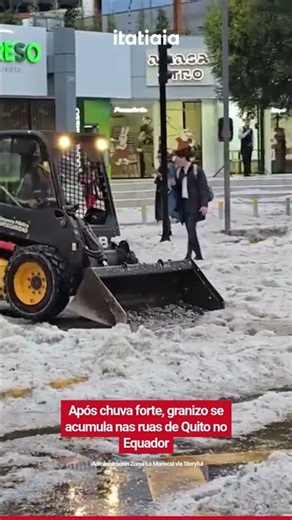 APÓS CHUVA FORTE, GRANIZO SE ACUMULA NAS RUAS DE QUITO, NO EQUADOR