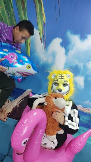 اقفز فى البحر ولا اقعد على الحديده🌊🌊#prank #shorts #funny #fypシ #comedy #طرائف #fun #عمر_ماتريكس