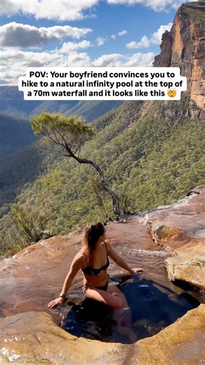 Katrina & Erol | Adventure Travel Couple on Instagram: "You need to add this spot to your bucket list! Follow @thetravellingkangaroos for more daily travel content ✈️ This is the most epic natural infinity pool we’ve ever swam in! This natural infinity pool sits at the top of a 70m waterfall hidden in the Blue Mountains 😍 📍Fortress Creek Falls 🥾 The hike is about 2 hours and the views along the Ridgeline are absolutely stunning! The last 30 minutes of the hike is more challenging and more tec