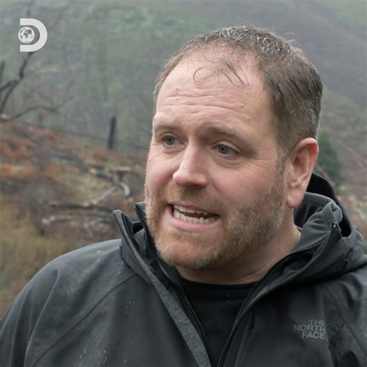 Parker shows Josh how to pan for gold, and they ACTUALLY find something! 🤩⛏️ #ExpeditionUnknown | Discovery Channel UK