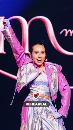 #JESC2026 gave us a 'festa' theme and Albania's Eslin Kurti understood the assignment 💯 🇦🇱