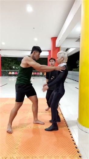 Close-quarters self-defense - when pushed against a wall