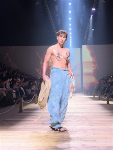 เปิดรันเวย์ MERGE ด้วย @mewspsj เท่มากครับ MERGE presented by Amazing Thailand Siam Paragon Bangkok International Fashion Week 2026 at Grand Runway, Parc Paragon, Siam Paragon MEW BIFW26 SIAM PARAGON #SiamParagonBIFW2026xMew #SiamCenterBIFW2026 #BIFW2026 #MERGEOFFICIAL #AmazingThailand #MewSuppasit