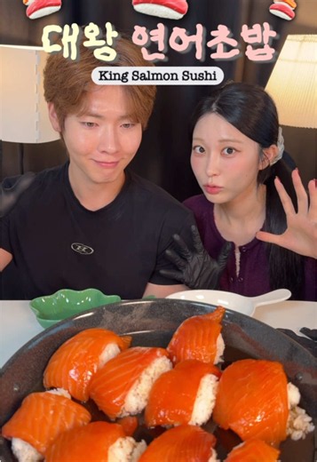 역대급 먹방!!!!❤️ 대왕연어초밥 주사위 먹방🍣🍣 가을이니까 초밥 계속 먹기 크으으으 #초밥 #대왕연어초밥 #먹방 #sushiroll #mukbangvideo