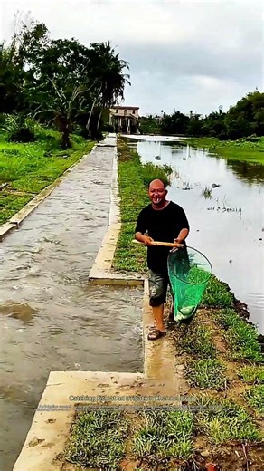 This Smart Guy Knows the Perfect Spot to Catch Fish !