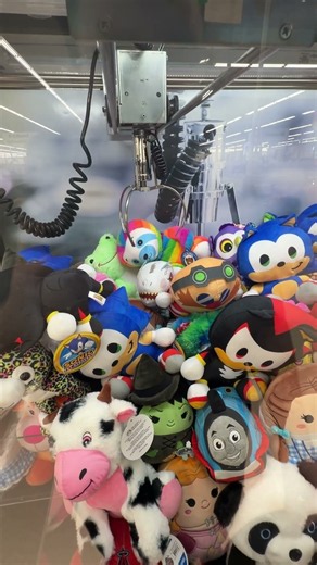 I Won 2 PRIZES In One Try At This Claw Machine!