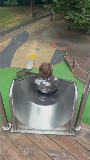 Man tumbles off steep slide in Delegatsky Park mishap, Moscow, Russia