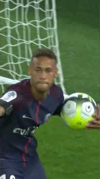 On This Day in 2017: Neymar Jr’s first dance at the Parc. 💃🇧🇷