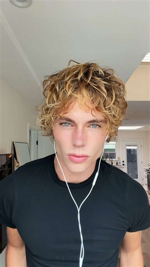 erik 🌊 (@erikharding.com)’s videos with original sound - urfavmusic🅴 - urfavmusic.