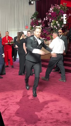 @Derek Hough choreographed the perfect Glambot! #LiveFromE #GoldenGlobes #AwardsSeason