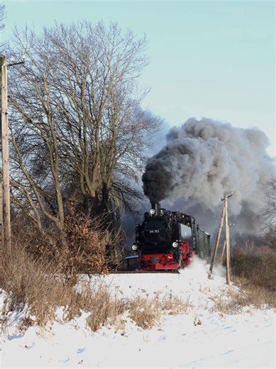 Drone Überbelichtung 😈 (↓ Weitere Informationen ↓) Wann? 🗓: 4. Jan 2026 Lok/Triebwagen: 99 783 Linie?: PRE RB32 Wo?📍: Nähe Garftitz Betreiber?: RüBB (Press) Besonderheit: / Kamera? 📷: Canon Eos 250D Mit wem?👥️: @moewe.nordost Auch gerne Folgen: @Milli🦫📸 @Preisar @Trains.Mv @Bahnfotograf-allgäu📷🚄 @Railtime @trains.nwm @zugviedossallgau🚅🌄 #hobby #Bahn #Fotografie #Dampflok