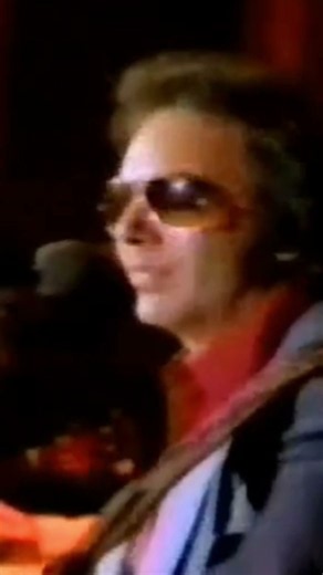 Neil Diamond Joins The Band for an Unforgettable ‘Last Waltz’ 🎶