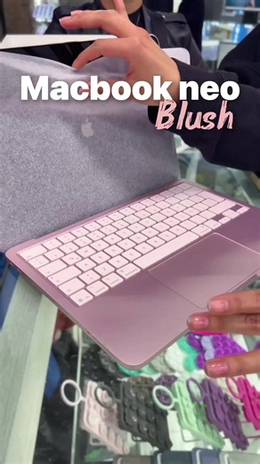 Macbook neo, la MacBook qué más está recibiendo elogios en la actualidad, por su increíble color rosa rubor su gran capacidad, su versatilidad y su excelente precio #macbookneo #blush #macbook #portatil #laptop