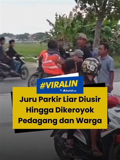 Peristiwa itu diketahui terjadi di Jalan Proklamasi, Brebes, Jawa Tengah, Sabtu (20/12/2025). Kapolsek Brebes, AKP Prapto, menjelaskan, aksi itu dipicu oleh kemarahan warga yang sedang nongkrong di sepanjang jalan. Warga marah lantaran juru parkir itu tiba-tiba muncul dan meminta uang parkir. Juru parkir itu pun tidak mengalami luka serius karena pertikaian itu langsung dilerai oleh sebagian warga. 🎥: Instagram/voktis.id, Facebook/Ika Asyariee Brebes. #viral #parkir #juruparkir #warga #akuratco