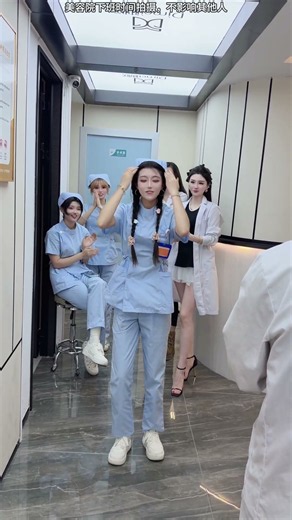 #翻跟头 #下班后的日常 #浅跳一下 #shortsvideo #dance #nurses #护士跳舞
