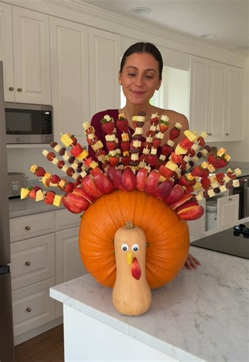 Charcuterie turkey!🦃🎃🧀🍓 Making a charcuterie turkey with a pumpkin and gourd! Use wood skewers and picks to add charcuterie to your pumpkin turkey! A fun appetizer idea for Thanksgiving! 🫶🏼 #thanksgiving #thanksgivingturkey #turkeyday #charcuterie #appetizerideas