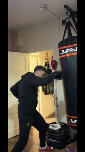 Fast Hands on the Heavy Bag #boxing #shorts #fast