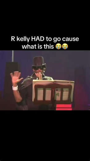 Crowd Reaction to R. Kelly's Controversial Exit