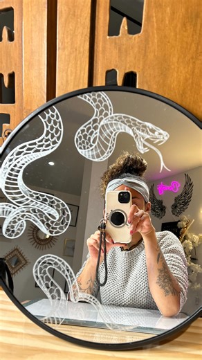 Weneva on Instagram: "Une belle pièce serpent sur ce grand miroir • • • #gravurepersonnalisée #gravure #gravuremiroir #gravuresurverre"