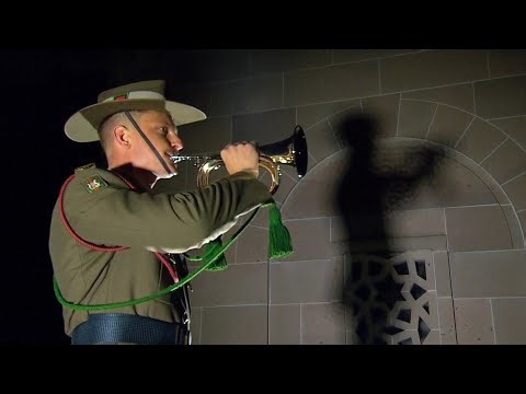 Thousands attend Anzac Day dawn service at Australian War Memorial