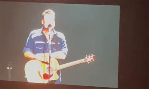 Blake Shelton talking about how he first heard the song “Austin,” how Clay Walker was also interested in it, but Blake ended up recording it, becoming his first number 1!“I want to thank Clay Walker publicly for passing on this song and I want to dedicate it to him publicly!” 😊