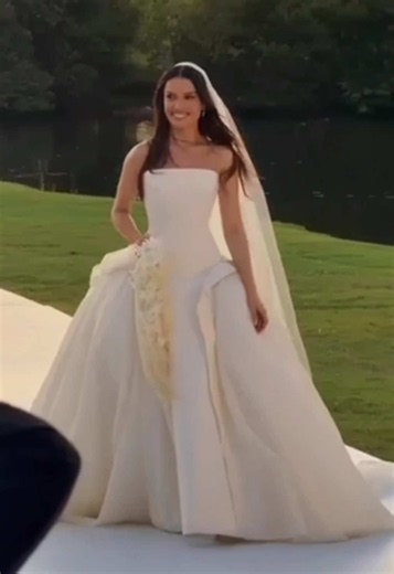 E choram todos os cactos! 🌵🥹 @Juliette fez uma entrada emocionante em seu casamento com Kaique Cerveny, na tarde desta quinta-feira (29), no Recife. Para oficializar a união, a artista escolheu um vestido assinado por Carlos Bacchi e o momento de um belíssimo pôr do sol. Maravilhosa! A cerimônia aconteceu nos jardins do Instituto Ricardo Brennand e também trouxe elementos que celebram as raízes nordestinas da noivinha. Felicidades aos noivinhos! 🤍