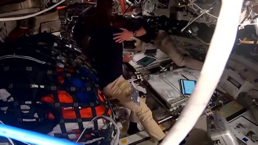 月のクレーターに亡き妻の名を、「アルテミス2」飛行士が思いを語る（字幕・7日）