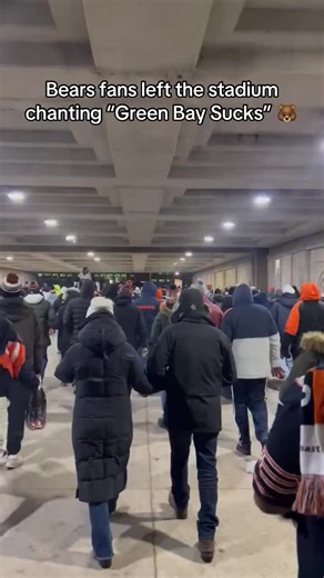 Bears fans are on top of the world right now 🐻 (🎥:@Chuck) #nfl #chicago