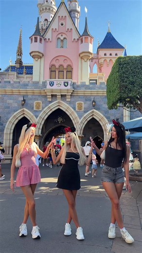 day at disney with the girlsss 🏰🎟️🎡@eva⭐️ @Lexi 🪽 #disney #disneyland #california