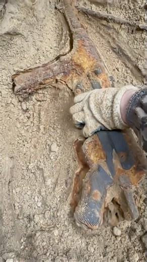 EXCAVATIONS OF WWII SOLDIERS ON THE LENINGRAD FRONT / WW2 METAL DETECTING