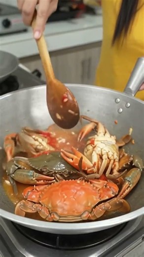 🦀 Cooking Spicy Coconut Crab with Malunggay
