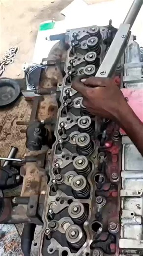 Head bolt tight with torque wrench #Reelsgood #engine #torque #automotive #mechanic #auto #repair #machanical #tipoftheday #wrench #diy #Reels | OCE Frank