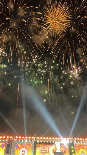 A dazzling 20-minute fireworks display lit up the Cebu skyline, thrilling both spectators and performers during the Sinulog 2026 celebrations on Sunday, January 18. Bursts of color and light filled the night sky, adding a spectacular finale to the festival’s vibrant performances and igniting cheers from the massive crowd. | Bohol Island News