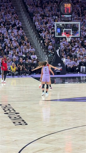 Kaitlyn Chen thrives 1 on 1 👏 She elevates over the defense and connects on the contested jumper…