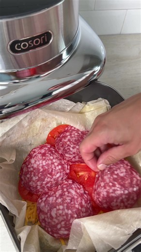 Air Fryer Phyllo Pizza! Layer phyllo pastry with cheddar, sliced tomatoes, salt, pepper, salami, and mozzarella. Fold, sprinkle with chili flakes, and bake at 180C/356F for 15 minutes. #airfryer #phyllo #pizzapie #cheeserecipes #foodtok
