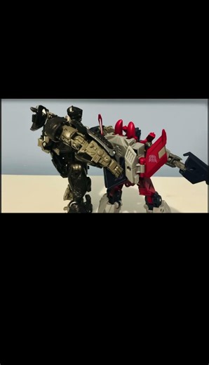 A quick fight of Optimus primal vs war for cybertron starscream