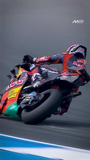 Acosta had to retire from the Grand Prix due to pain in his right hand and arm 💔