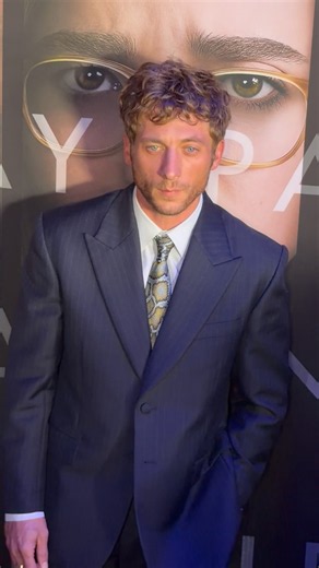 Jeremy Allen White suits up for the NYC premiere of #TheSocialReckoning. 🔥 (🎥: jpasc24)