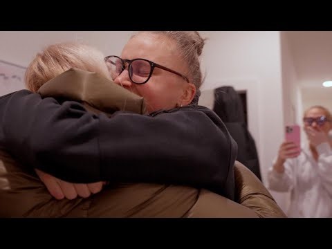 Clemson basketball player stunned when mom shows up at her door from thousands of miles away