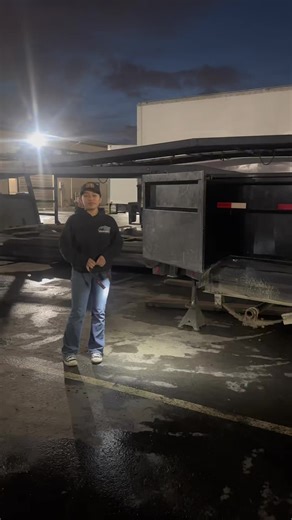 Mundo’s Welding and Trailer Repair on Instagram: "Overloading your trailer? This is your sign to stop 👆🛑 A client brought us their trailer to be repaired after all four spindles came detached due to overloading. After further inspection, we discovered that the welds holding the axle and spindles weren’t done properly and may have contributed to the problem. It is advised to check with your dealer to see what kind of parts you are buying to fully get your moneys worth rather than always going f