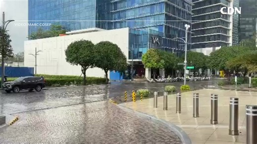 RAIN POURS IN LAPU-LAPU WATCH: Heavy rain poured over Mactan Expo on Thursday morning ahead of the arrival of honors for the ASEAN Defence Ministers’ Meeting (ADMM). #CDNDigital 🎥 : Marc Cosep For more news about Cebu and beyond, visit cdn.ph.
