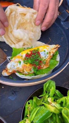 Chinese burger The eggs were put into the rice cooker